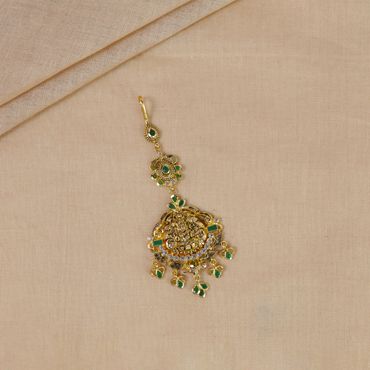 86VG2117 | 22Kt Gold Lakshmi Pachi Emerald Maang Tikka 86VG2117