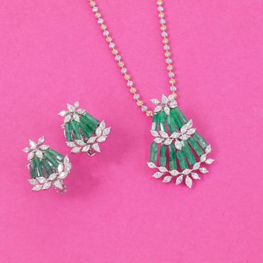 485VA1330-489VA481-190VG2352 | 18Kt Entrancing Emerald And Diamond Pendant Set 489VA481