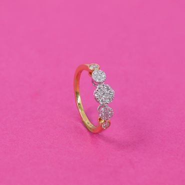 148VU4559 | 18Kt Graceful Gleam Diamond Ring 148VU4559
