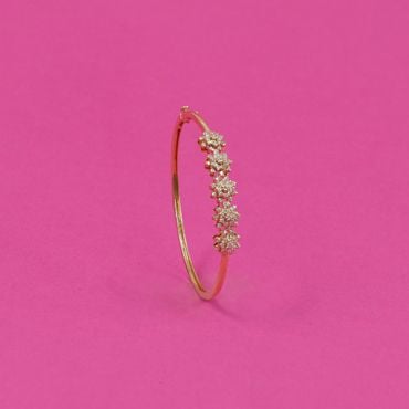 188VG68 | 22Kt Gold Entrancing Floral Diamond Bracelet 188VG68