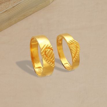 Engagement Stylish Simple Gold Ring Design 2024 : एनिवर्सरी को खास बनाने के  लिए खरीदें लेटेस्ट स्टाइलिश सिंपल गोल्ड रिंग डिजाइन कलेक्शन
