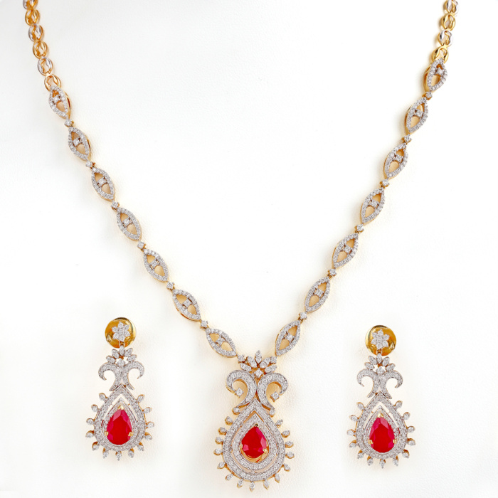 Extraordinary Vase Diamond Necklace Set
