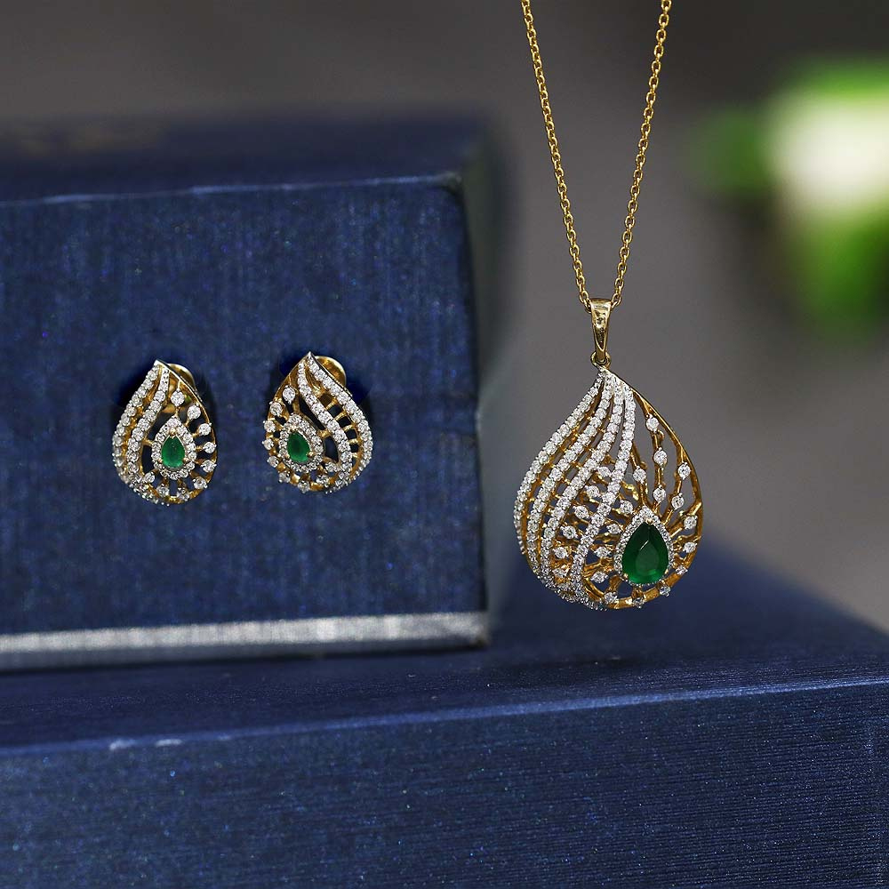 Buy Vaibhav Jewellers 18K Diamond Fancy Pendant Set