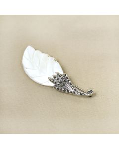 208VQ2904 | Pretty White Leaf Design Antique Silver Women Brooch 208VQ2904
