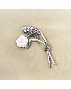 208VQ2907 | Aesthetic White Floral Antique Silver Saree Pin 208VQ2907