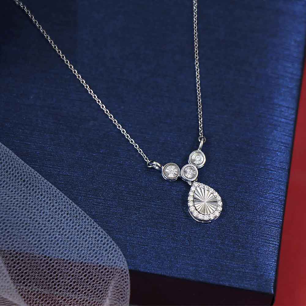 Vaibhav Jewellers 18K Diamond Fancy Pendant 166VG2982_1